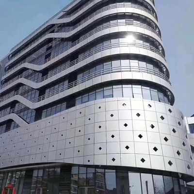 A fachada de alumínio contínua de PVDF almofada o pó do poliéster revestiu 2000x4000mm
