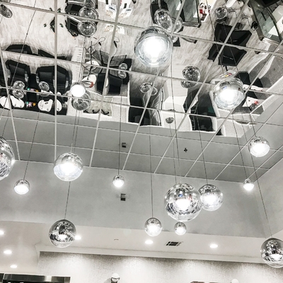 O teto reflexivo do revestimento decorativo do espelho telha 595x595mm de alumínio
