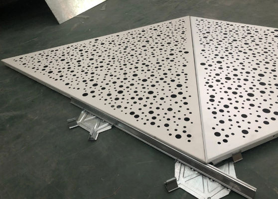 Tecto triangular de metal de alumínio perfurado ISO9001 para projetos aeroportuários