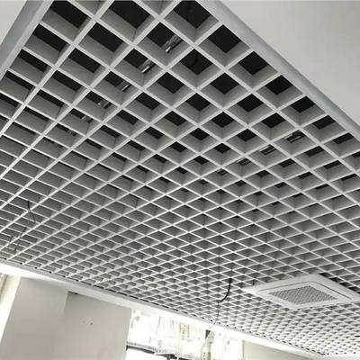 o teto do metal 100x100 telha a grade que espaça a decoração de alumínio do teto da construção da pilha
