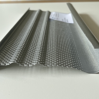 o teto de alumínio J do metal de 120x65x0.85mm dá forma à prata de brilho metálica da perfuração padrão da tela