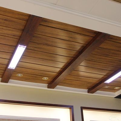 Painéis de faixa de alumínio para teto de metal personalizados disponíveis em vários tamanhos para soluções interiores personalizadas
