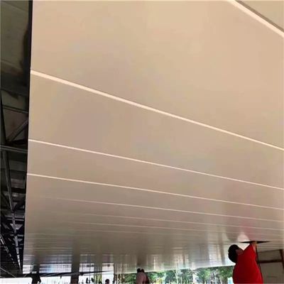 Painéis de faixa de alumínio para teto de metal personalizados disponíveis em vários tamanhos para soluções interiores personalizadas