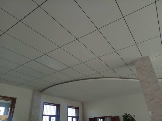 A liga de alumínio 600x600mm coloca no teto 0.5mm grossos para a sala de reunião