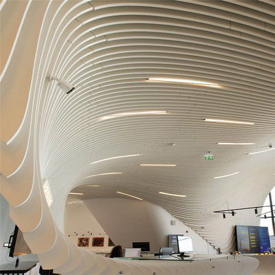 sistema verticalmente curvado customizável do teto do defletor do projeto do teto do metal de 3.0mm