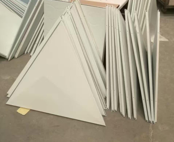 Alumínio triangular Grampo-no teto para a decoração da parede de Convention Center