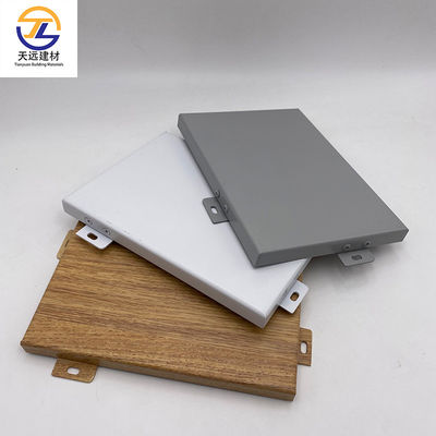 Clip suspenso decorativo em azulejos de teto de metal impermeável acústico 600mm * 600mm